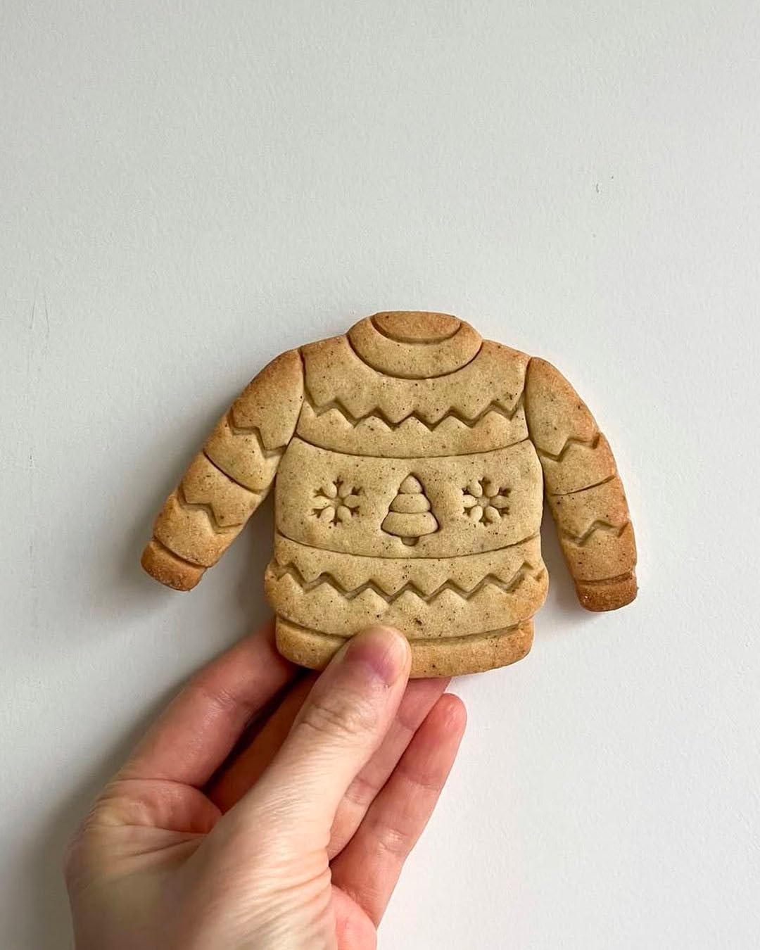 Set of 2 Christmas Cracker and Jumper Cookie Cutters, 2 pieces - Bakerlogy